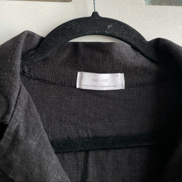 OAK + FORT BLACK LINEN BLEND BUTTON DOWN FRONT POCKET TOP - Picture 2 of 5